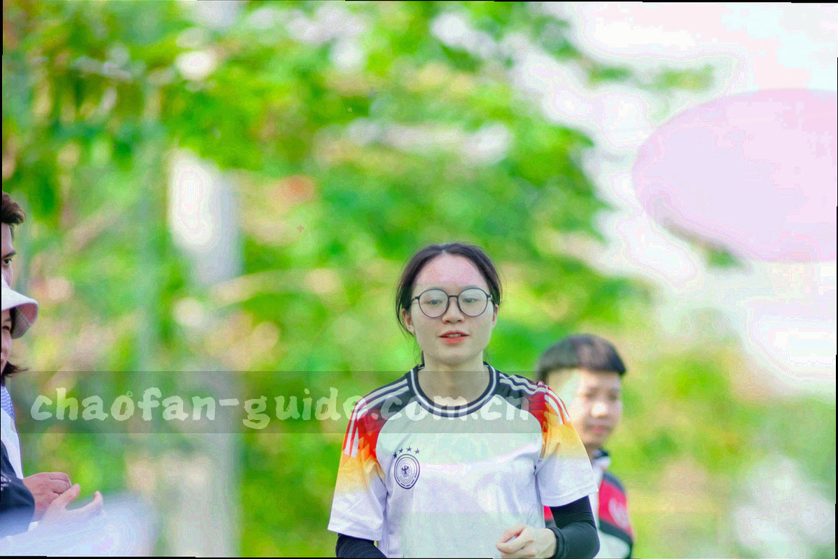 数张奶油色纸张层叠成卡片堆，边角带印刷边框与轻编号